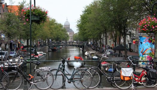 Alugue uma bicicleta em Amsterdam.
