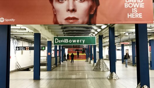 David Bowie desembarca em estação de metrô em Nova York.