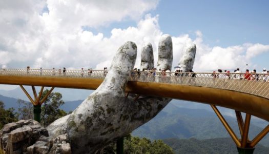 Ponte apoiada por mãos gigantes vira atração no Vietnã